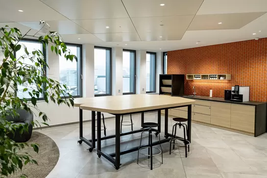 Pausenraum mit Gruppentisch, Kaffeemaschine und Wasseranlage 