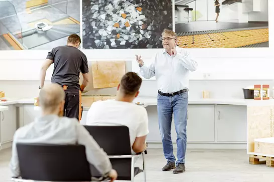 Schulung in dem Seminargeb&auml;ude Schl&uuml;ter-WorkBox mit Schl&uuml;ter-SystemHandwerker.