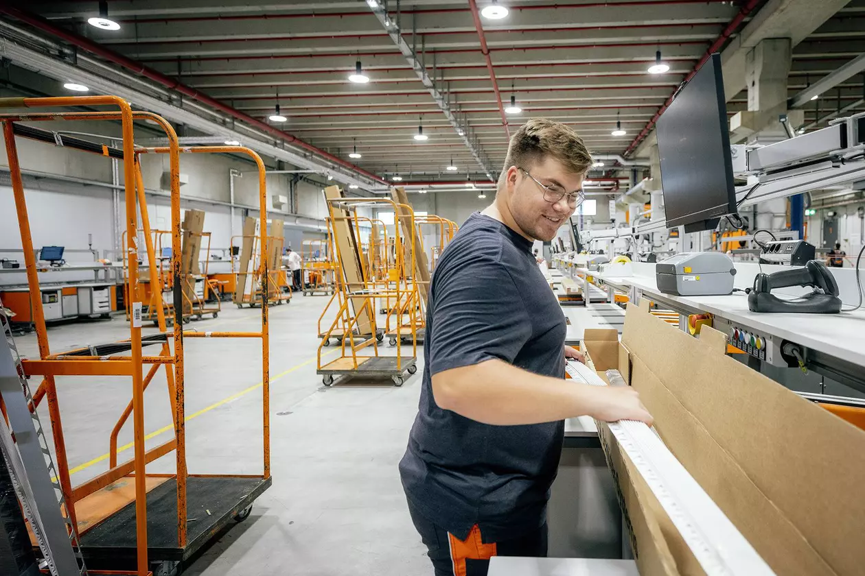Auszubildener stellt ein Packst&uuml;ck zusammen.