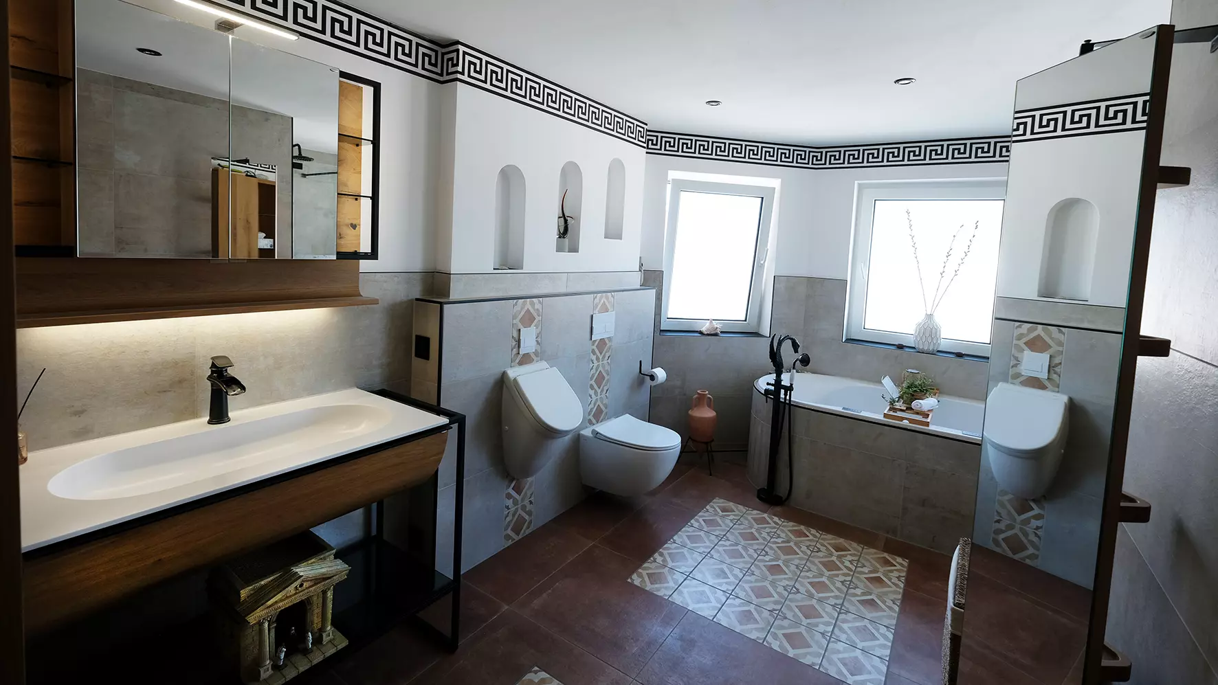 Blick in das sanierte Badezimmer im r&ouml;mischen Stil.