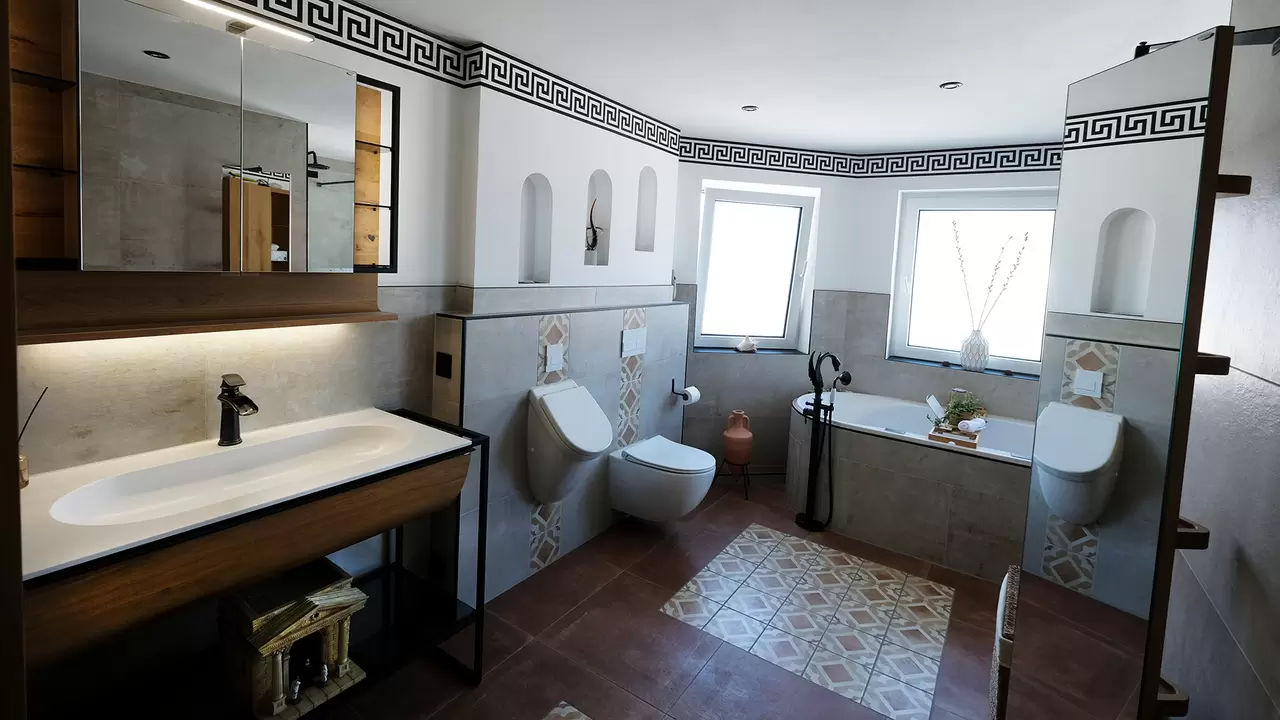 Blick in das sanierte Badezimmer im r&ouml;mischen Stil.