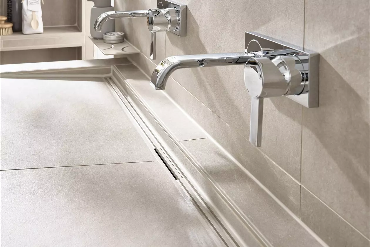 Lavabo carrel&eacute; en ivoire avec caniveau filant KERDI-LINE-VARIO en finition structur&eacute;e assorti