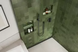 Zone de douche accessible carrel&eacute;e avec niches murales &eacute;clair&eacute;es