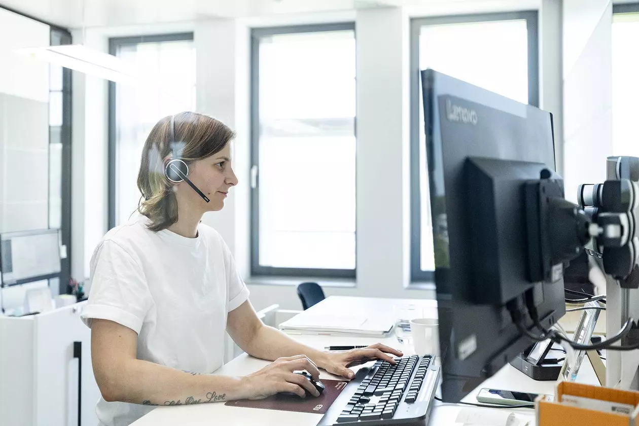 Une jeune femme apprend et travaille &agrave; un ordinateur