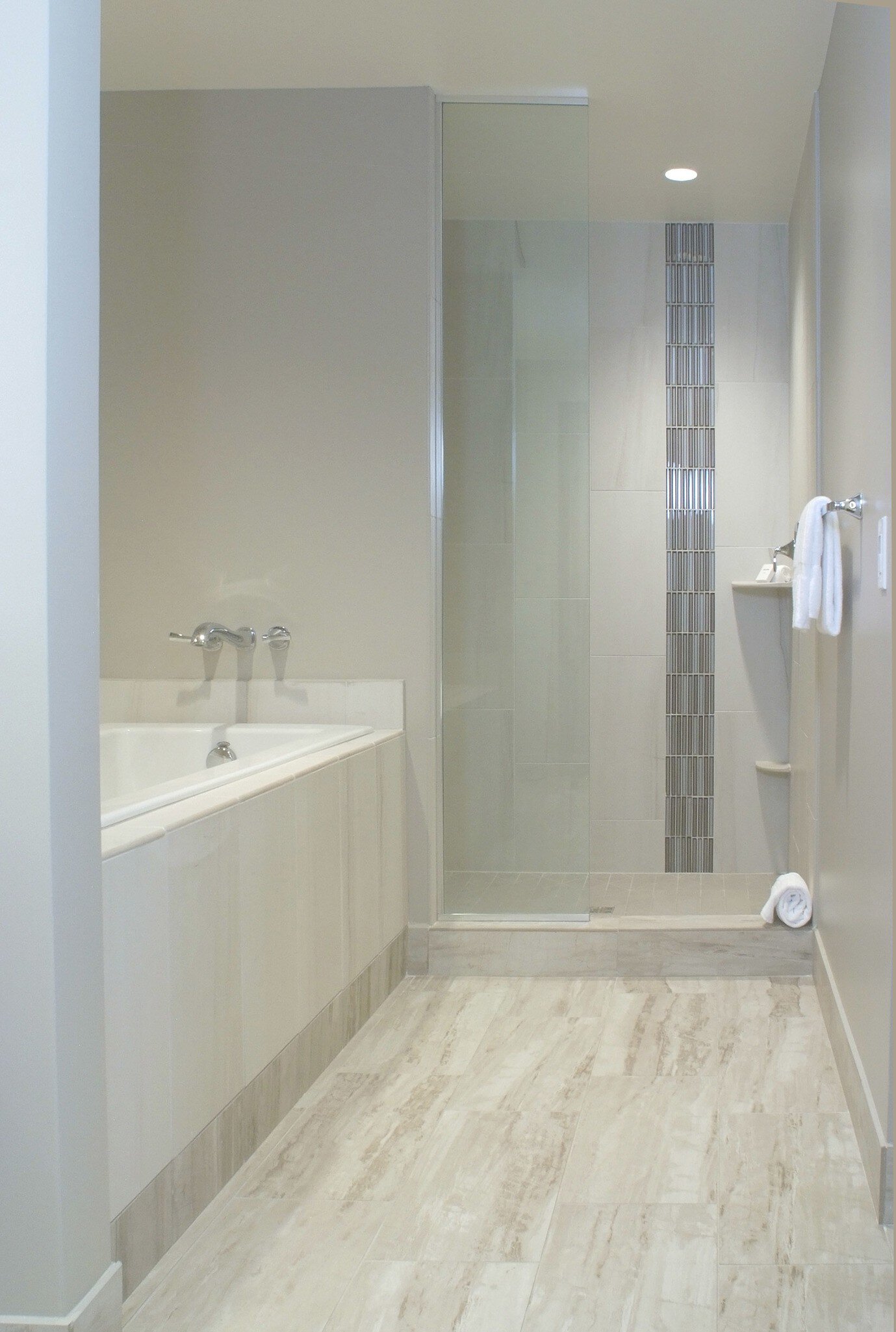 Salle de bain blanche avec des produits pour douches Schluter Systems dans l'une des chambres supplémentaires du Choctaw Casino & Resort.