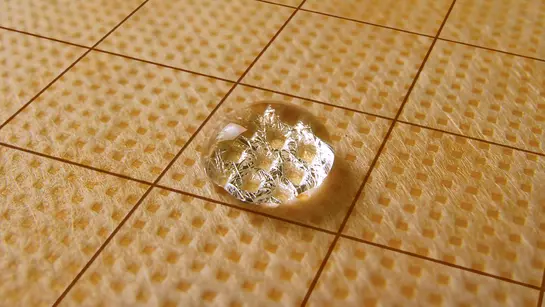 Nahaufnahme von einem Wassertropfen auf einer Schl&uuml;ter-KERDI Membran
