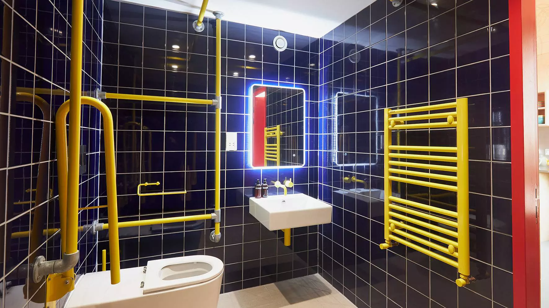 Foto de un cuarto de ba&ntilde;o adaptado con baldosas cer&aacute;micas de color azul