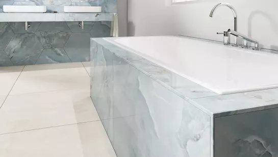 Ba&ntilde;era alicatada con cer&aacute;mica efecto m&aacute;rmol con perfiles JOLLY personalizados