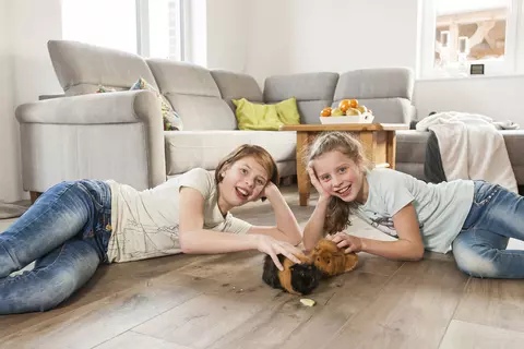 Deux jeunes filles sont allong&eacute;es sur le sol chauff&eacute; par BEKOTEC-THERM.