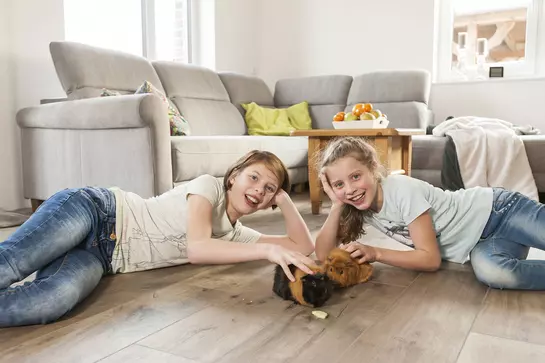 Dvě děvčata lež&iacute; na podlaze vyt&aacute;pěn&eacute; syst&eacute;mem BEKOTEC-THERM.
