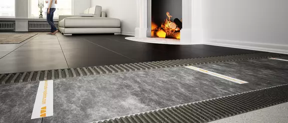 Vloeropbouw in de woonkamer met de composiet-contactgeluidsisolatie Schl&uuml;ter-DITRA-SOUND.