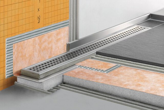 Un drain de douche KERDI-LINE installé, avec un lien vers les instructions d'installation du produit.