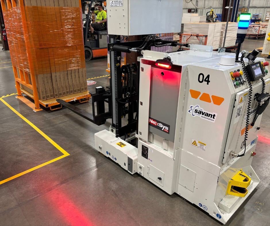 Véhicule autoguidé (AGV) transportant une palette de produits dans l’entrepôt Schluter de Plattsburgh.
