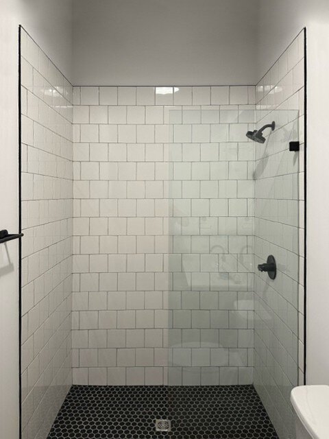 Douche étanche Schluter Systems utilisant KERDI, KERDI-SHOWER-T/-TS/-TT, KERDI-BOARD-SC et KERDI-DRAIN.
