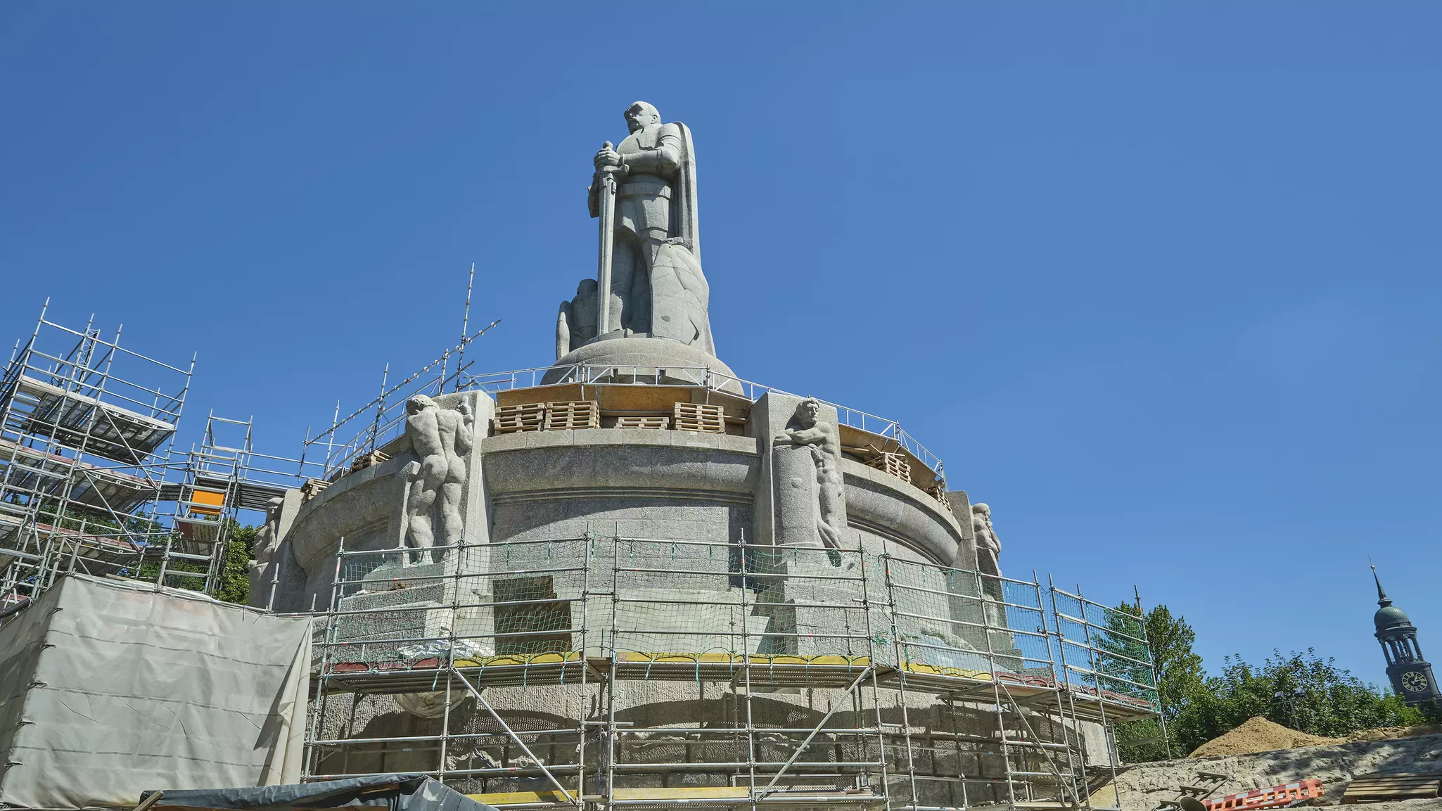 Bismarck-monumentet inkl&auml;tt i byggst&auml;llningar med str&aring;lande bl&aring; himmel i bakgrunden.
