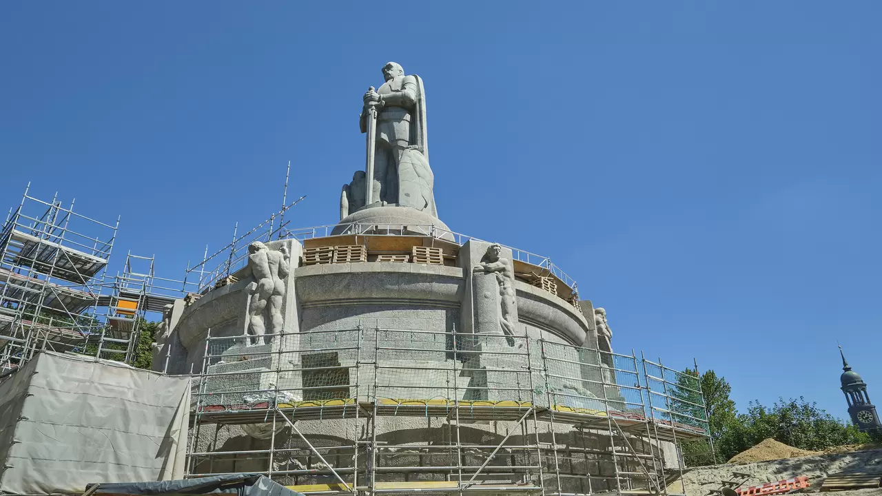 Bismarck-monumentet inkl&auml;tt i byggst&auml;llningar med str&aring;lande bl&aring; himmel i bakgrunden.