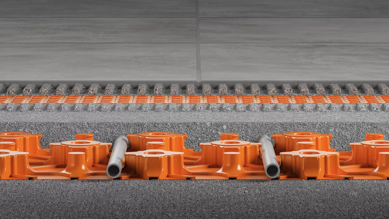 Repr&eacute;sentation en coupe d'une structure au sol avec la dalle &agrave; plots Schl&uuml;ter-BEKOTEC-EN-PS-23F et la natte de d&eacute;solidarisation Schl&uuml;ter-DITRA, recouverte de grands carreaux de c&eacute;ramique gris pierre.