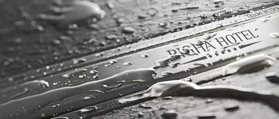 Desag&uuml;e lineal grabado con gotas de agua
