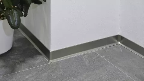 Eleg&aacute;ns, ez&uuml;stsz&iacute;nű l&aacute;bazati profil a Schl&uuml;ter-DESIGNBASE term&eacute;kcsal&aacute;db&oacute;l.