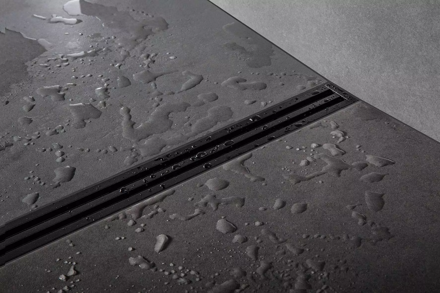 Schl&uuml;ter-KERDI-LINE-VARIO WAVE is een W-vormig afwateringsprofiel als douchegoot voor inloopdouches.