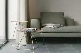 Soffh&ouml;rna med klinker i betonglook och sidobord av metall
