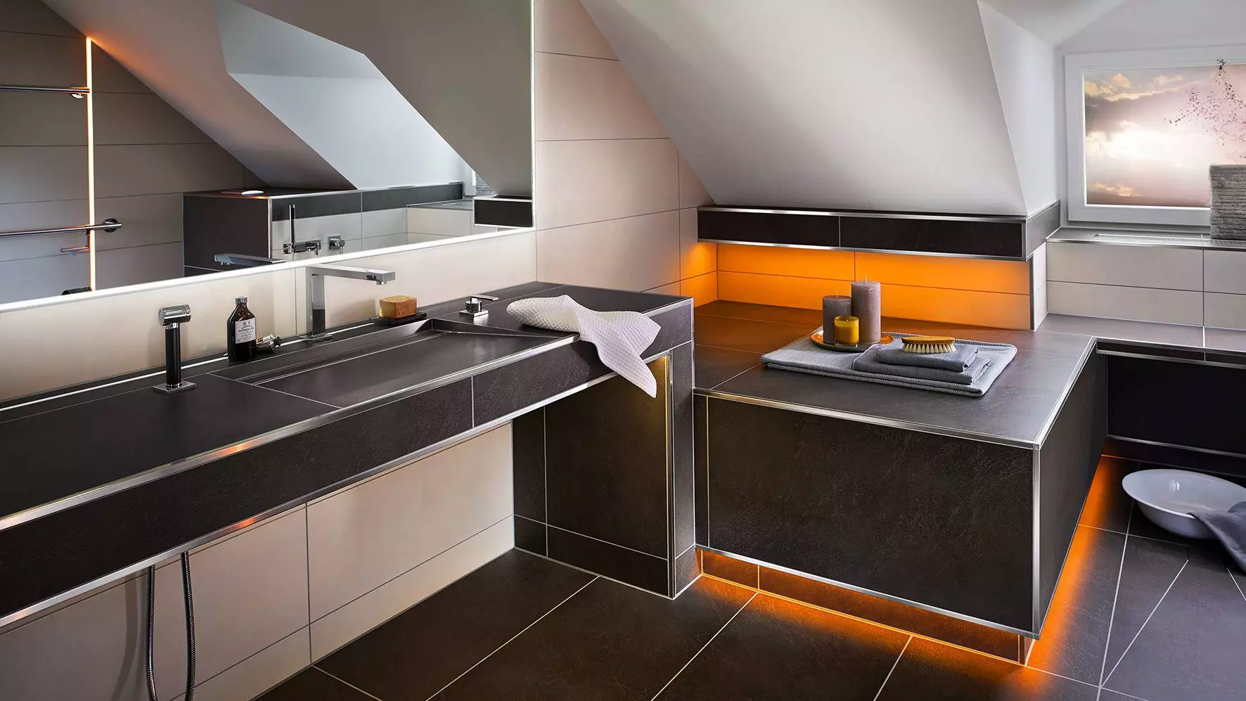 Afbeelding van een badkamer met DITRA-HEAT-E als vloer- en wandverwarming voor aangename warmte.