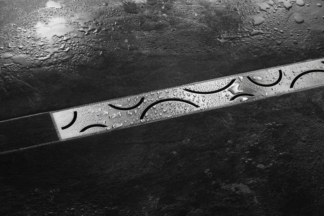 Caniveau en acier inoxydable KERDI-LINE avec design CURVE dans une salle de bains