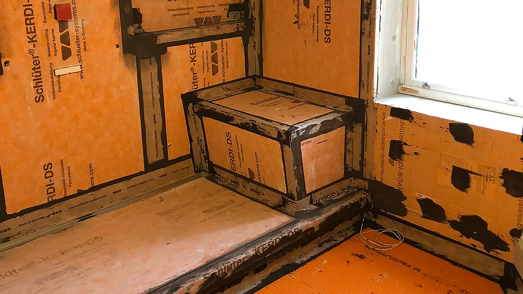 A burkol&aacute;shoz Schl&uuml;ter-KERDI term&eacute;kekkel elők&eacute;sz&iacute;tett fel&uuml;letek a gőzkabinban.