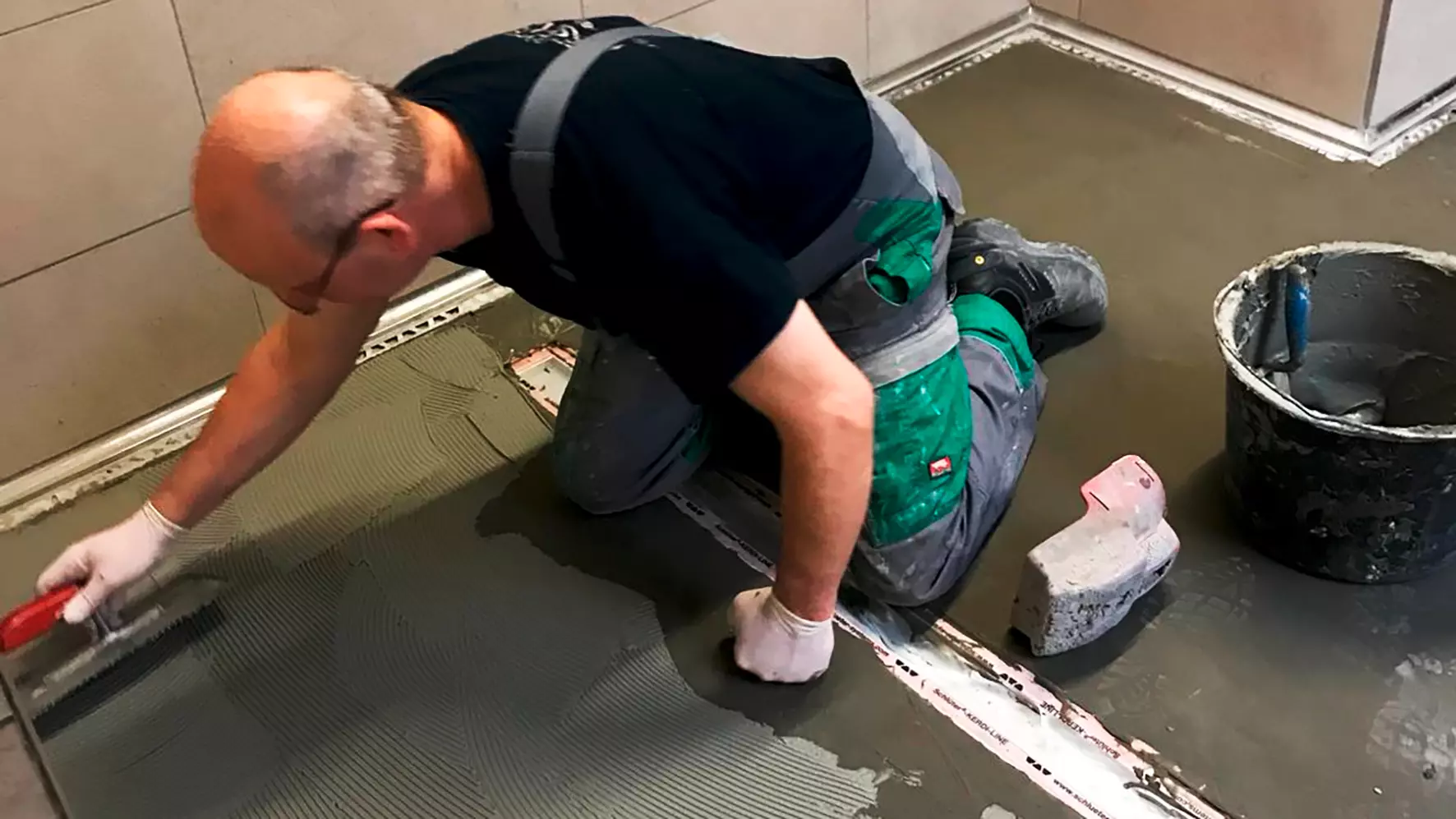 Plaatsing van de tegels met verwerking van Schl&uuml;ter-DILEX-profielen