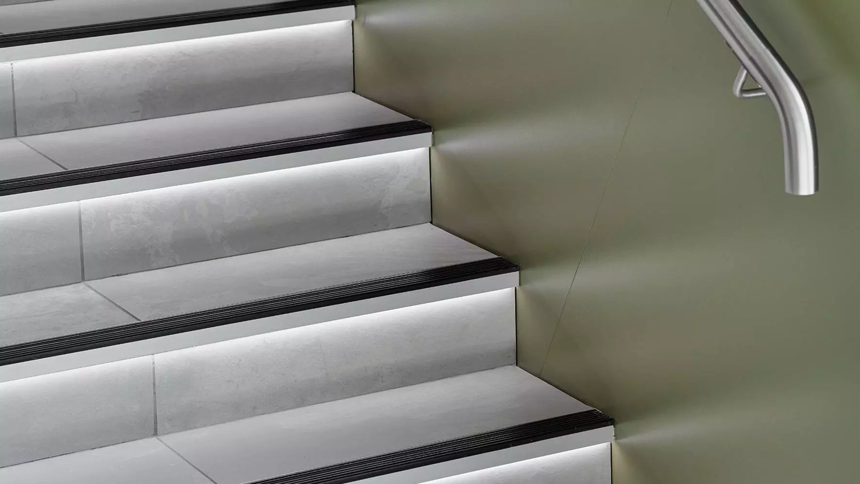 Schl&uuml;ter-Systems referentie, close-up traptreden met Schl&uuml;ter-TREP-TAP en Schl&uuml;ter-LIPROTEC