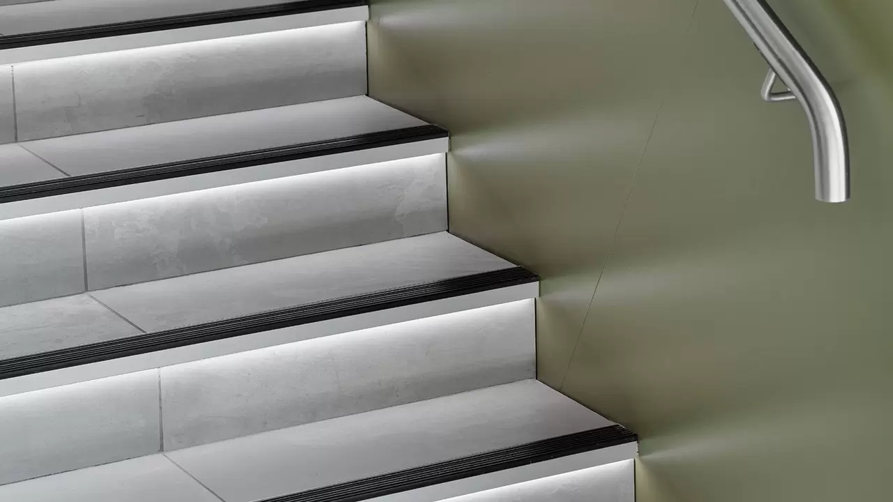 Proyecto de referencia de Schl&uuml;ter-Systems, primer plano de pelda&ntilde;os con Schl&uuml;ter-TREP-TAP y Schl&uuml;ter-LIPROTEC