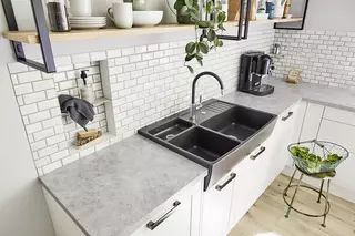 Cozinha clara em estilo rural com pia cinza escura, cer&acirc;mica branca e nicho de parede revestido com KERDI-BOARD