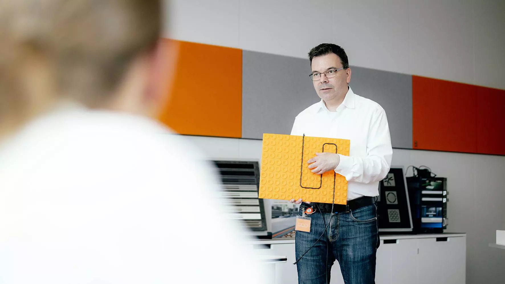 Referent erkl&auml;rt Schulungsteilnehmern Schl&uuml;ter-DITRA-HEAT-E.