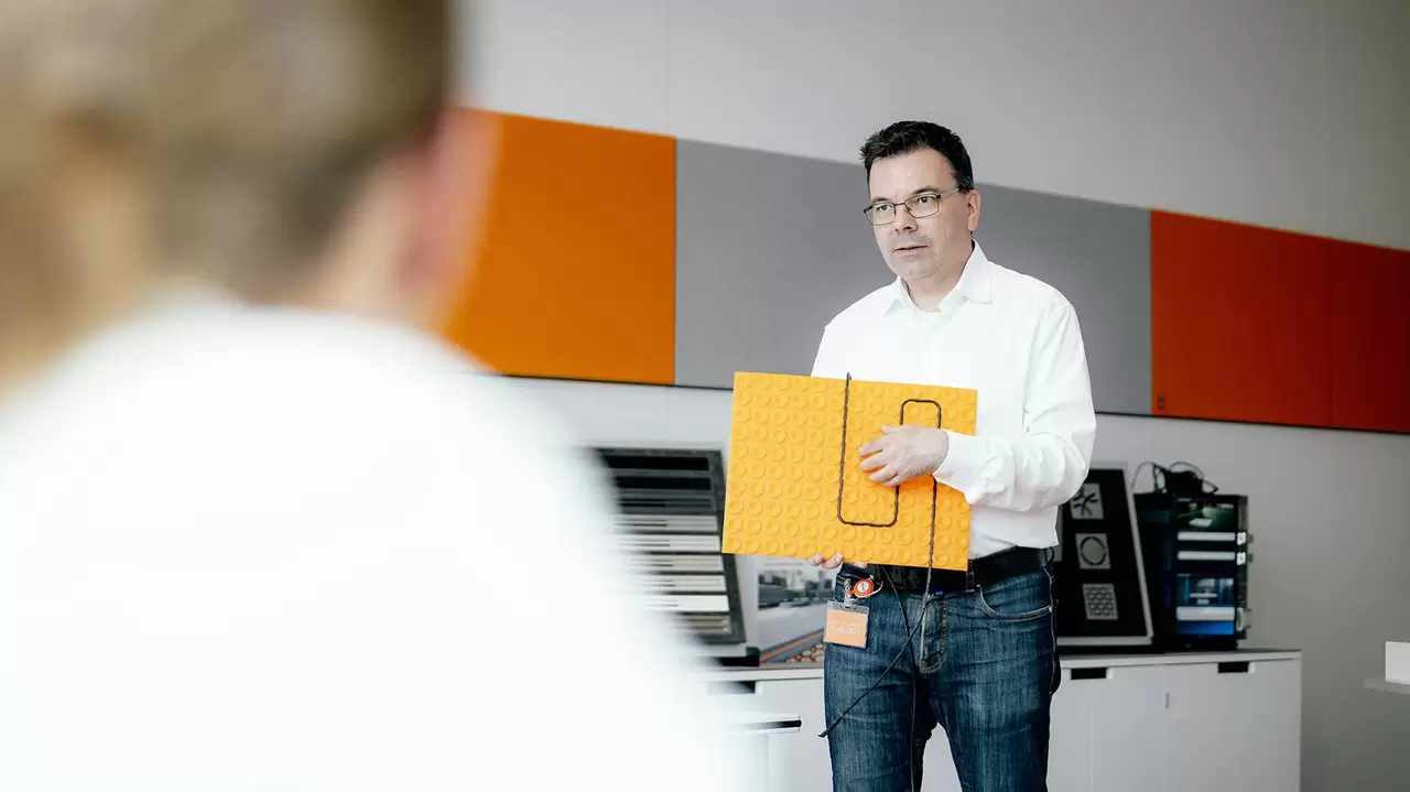 Referent erkl&auml;rt Schulungsteilnehmern Schl&uuml;ter-DITRA-HEAT-E.