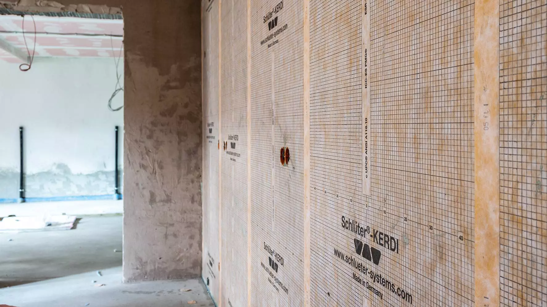 Eine mit Schl&uuml;ter-KERDI abgedichtete Wand in der Marktschule Idar-Oberstein