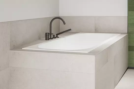 Baignoire carrel&eacute;e beige clair avec profil&eacute;s de protection des chants assortis en coloris TRENDLINE