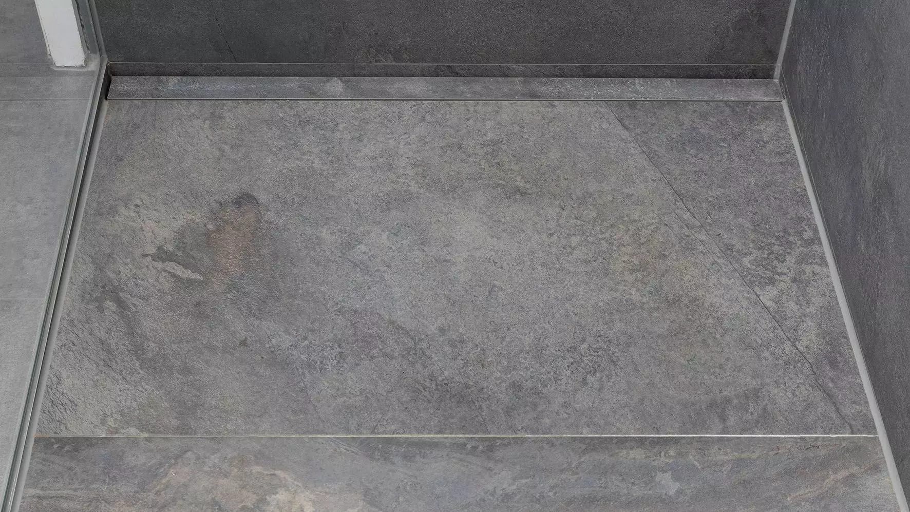 Foto van een inloopdouche met de decente KERDI-LINE-lijnafvoergoot.