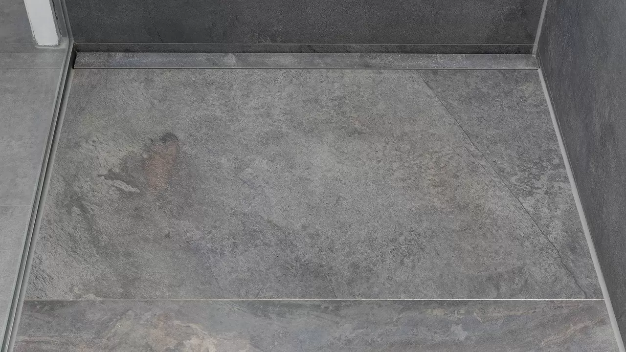 Foto de una ducha a nivel de suelo con el discreto desag&uuml;e lineal KERDI-LINE.