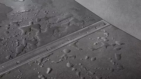 Ablaufrinne einer Dusche mit Schl&uuml;ter-KERDI-LINE-VARIO im Design Cove mit grauer TRENDLINE-Beschichtung