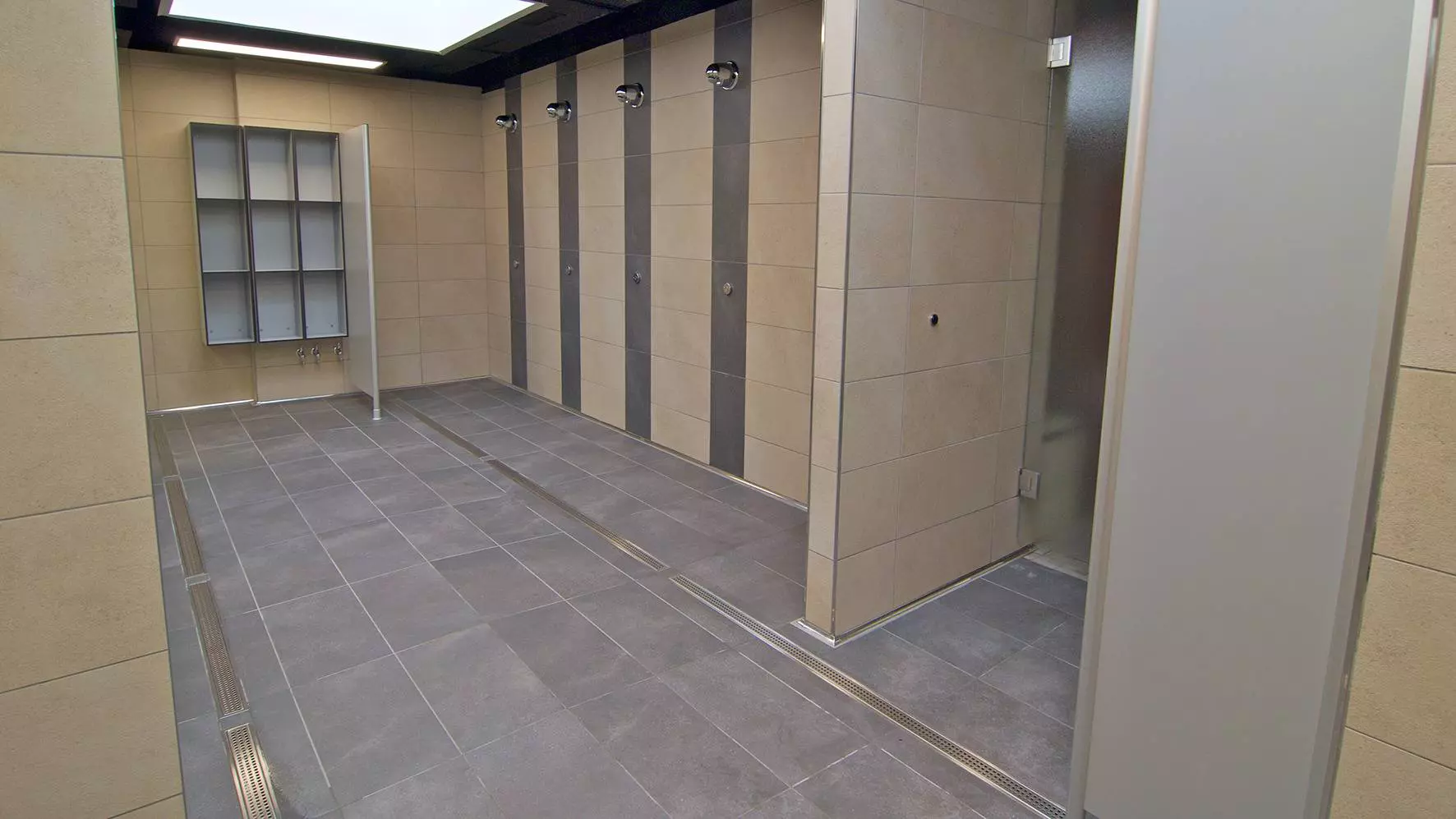 Aanzicht van de gerenoveerde, met de lijnafvoergoot Schl&uuml;ter-KERDI-LINE uitgeruste douche 1
