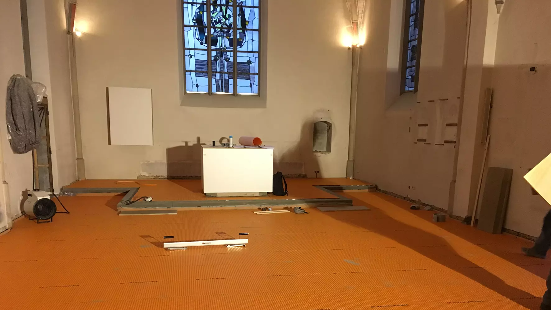 Binnenruimte van de kapel met aangebrachte ontkoppelingsmat DITRA 25