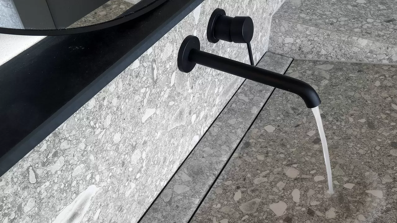 Vista detallada de la grifer&iacute;a del lavabo