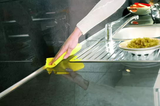 Reiniging van het werkblad in de keuken met het reinigingsmiddel Schl&uuml;ter-CLEAN-CP.