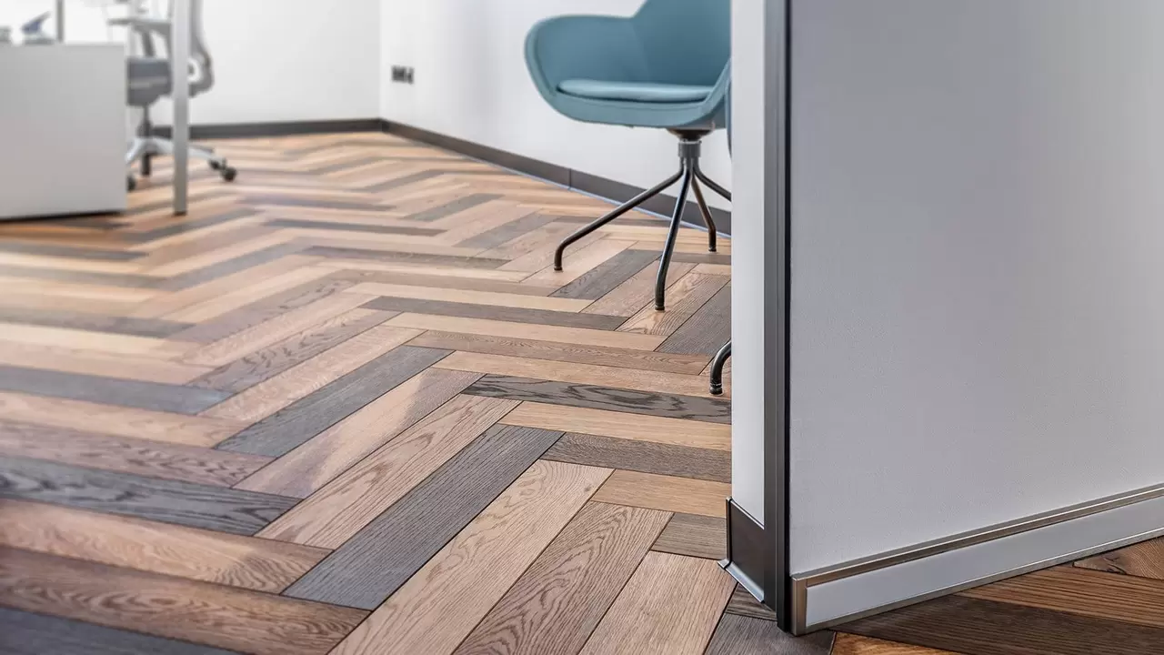 Raumecke mit mattschwarzen Sockelleisten