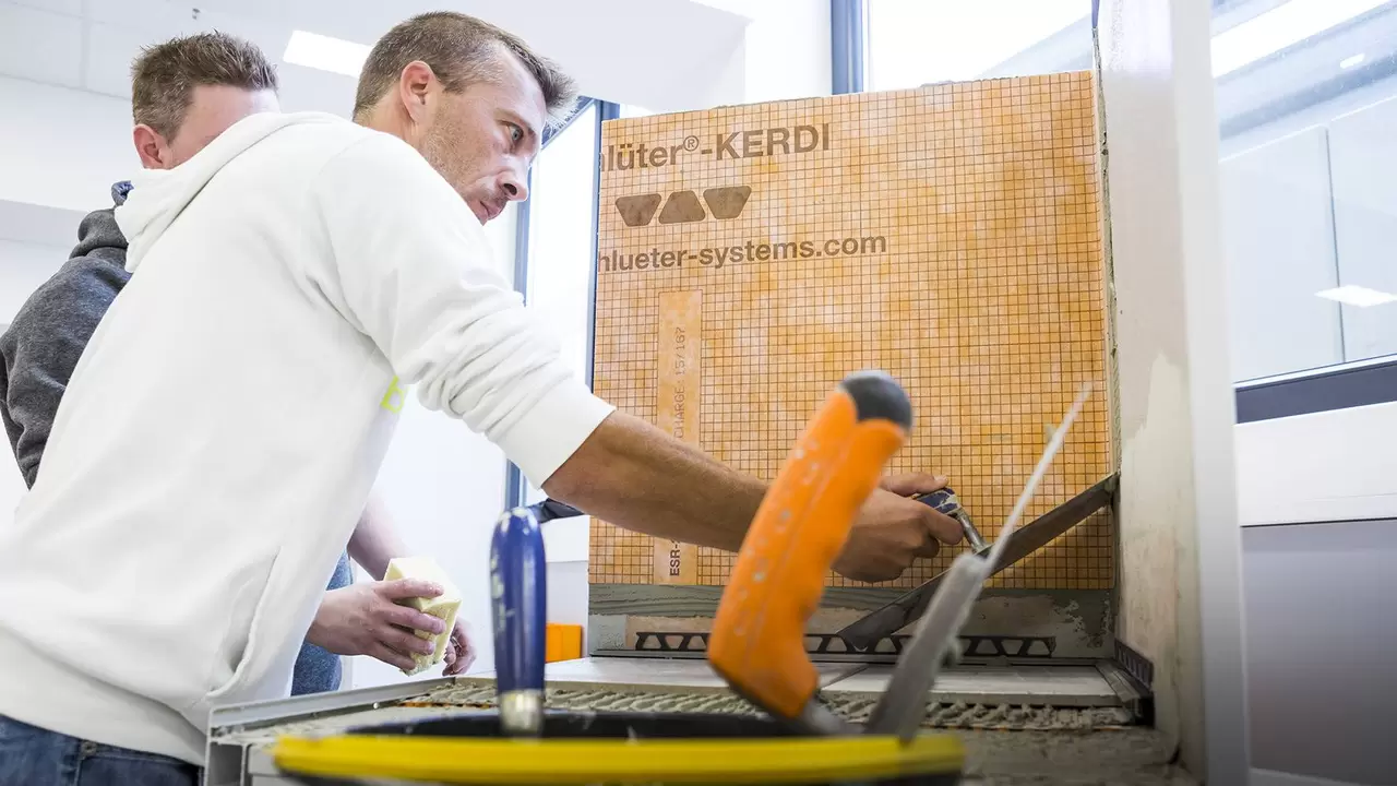 Schulungsteilnehmer probieren Gelerntes praktisch aus.