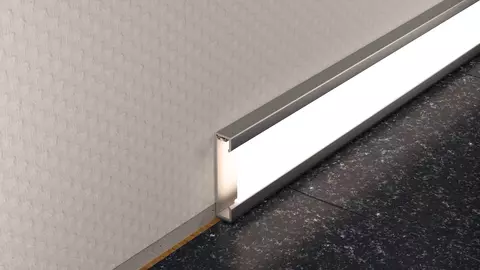 Warmwit verlicht Schl&uuml;ter-DESIGNBASE-QD-profiel als plint aan de vloerbekleding