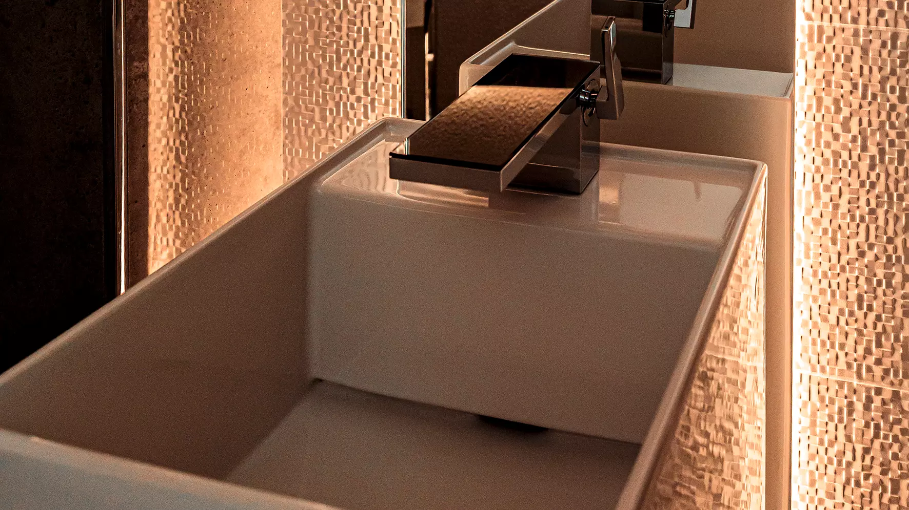 Vasque &eacute;clair&eacute;e par une lumi&egrave;re tamis&eacute;e