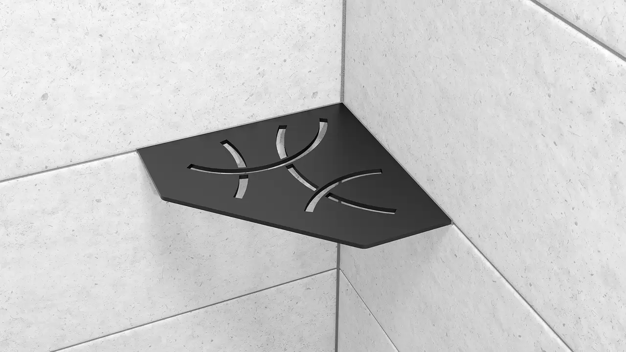 Primer plano del estante de esquina pentagonal Schl&uuml;ter-SHELF-E-S2 en dise&ntilde;o CURVE negro mate MGS, instalado en la pared con cer&aacute;mica gris claro