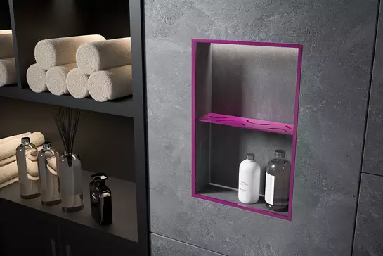 Cuarto de ba&ntilde;o con un estante Schl&uuml;ter-SHELF instalado en una hornacina en color MyDesign.