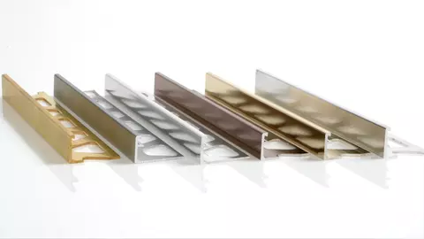 Sechs Produktmuster des Abschlussprofils Schl&uuml;ter-SCHIENE in verschiedenen Metallausf&uuml;hrungen vor einem wei&szlig;en Hintergrund